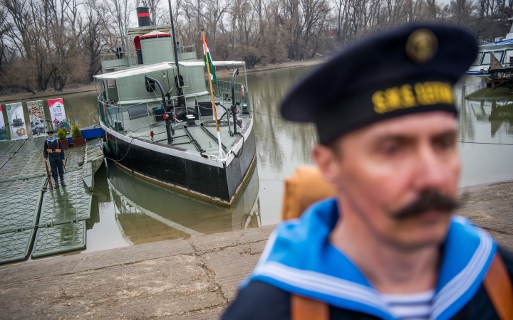 Hajócsoda az újvárosi kompkikötőben