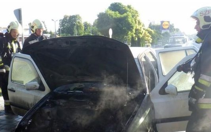 Kigyulladt egy autó Kisapostagnál