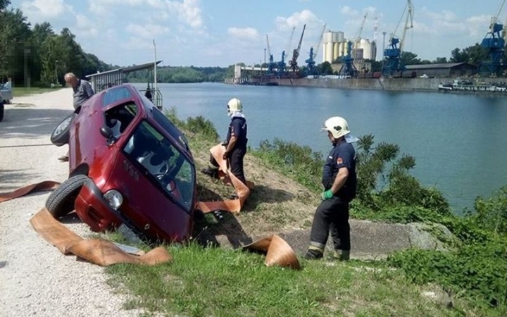 Árokba csúszott egy autó a Duna-parton