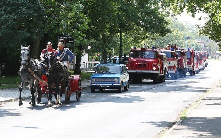 Szirénázva át a városon