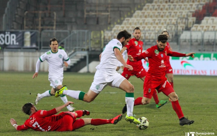 Labdarúgás: hatpontos meccs Pápán