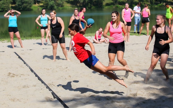 Foci és kézi a strandon!