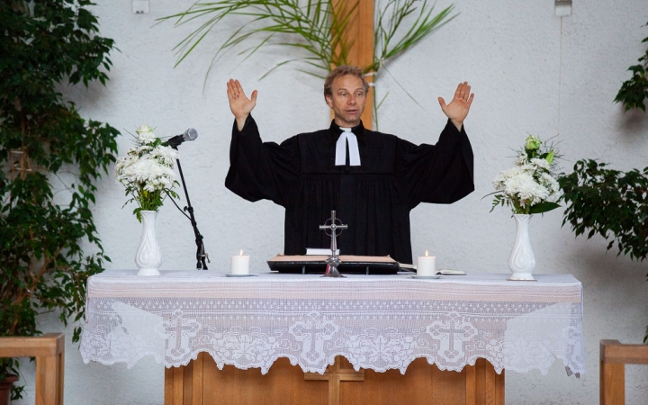 Evangélikus nindzsa az oltár mögül