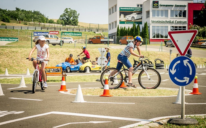 Gyerekeknek épít KRESZ-tanpályát a Hankook Dunaújvárosban