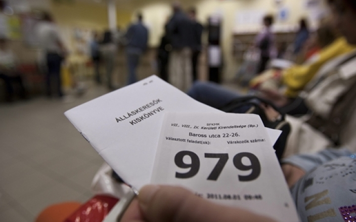 Májusban is csökkent az álláskeresők száma