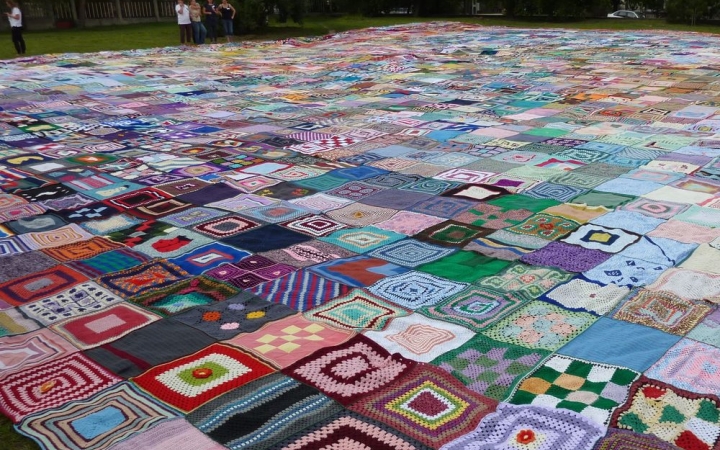 Jótékonyság: újra "Óriás takaró"