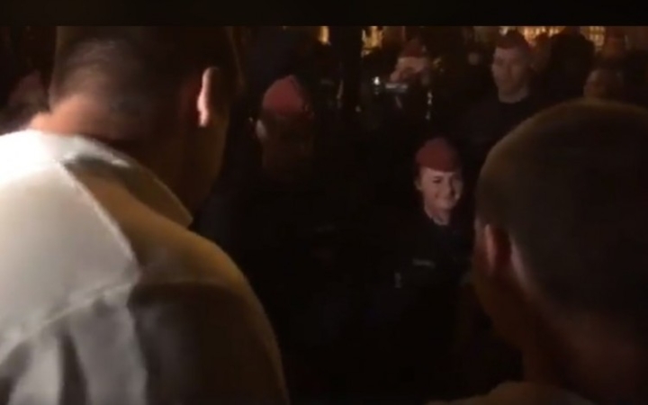 Vádat emelnek az ordenáré módon viselkedő jobbikos tüntető ellen