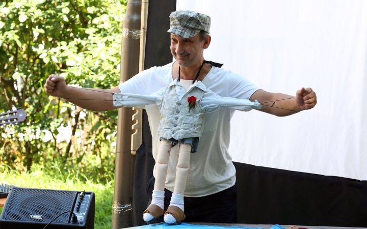 Mese a táborban, minden héten