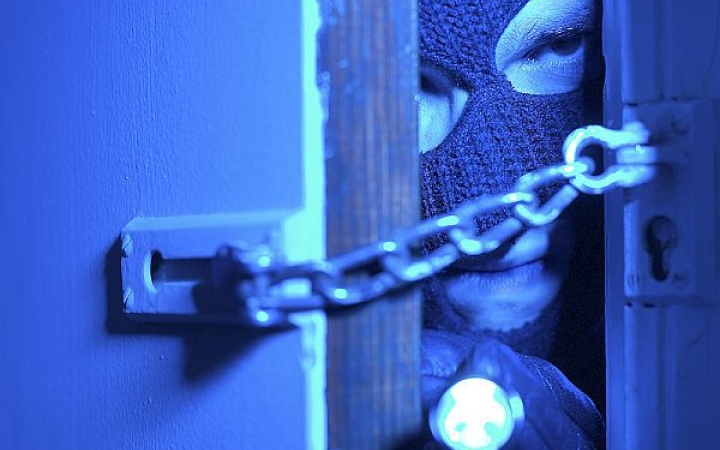 Ne engedjenek be idegeneket!