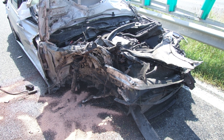 Átrepült a szalagkorláton egy autó