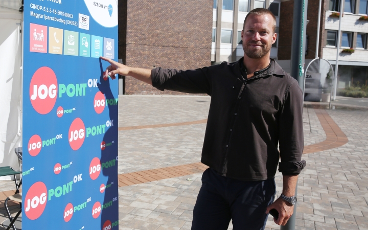 Jogi információs pont a főtéren