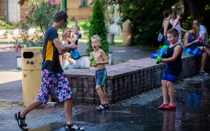 Vízipisztolyos csata a mozi előtt