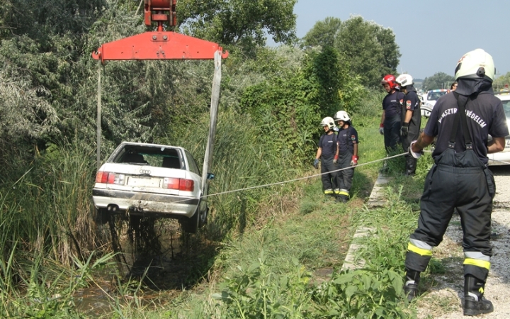 Daruval emelték ki az autókat a vízből