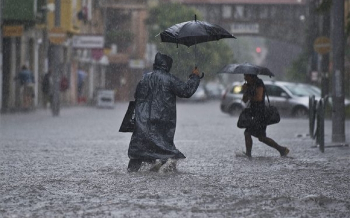 Ismét felhőszakadásra figyelmeztetnek
