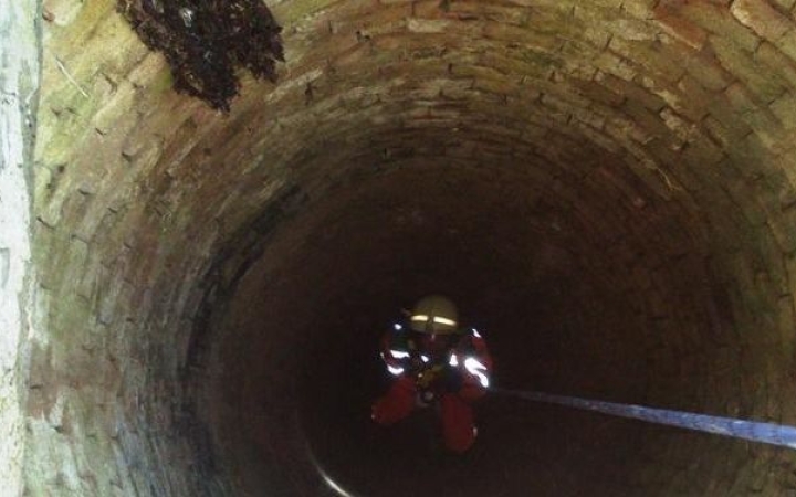 Kútba zuhant egy nő Kulcson