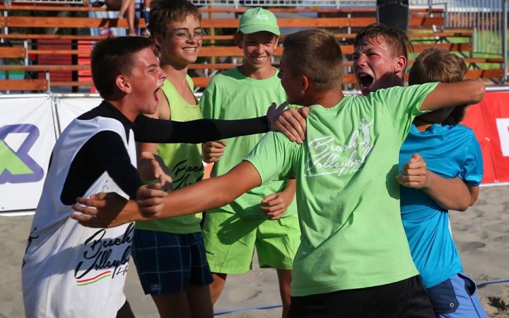 Aranyos röplabdázók