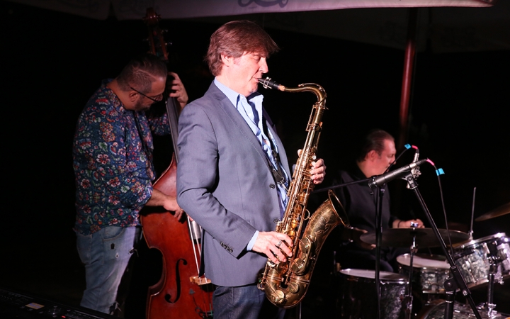 Szaxofon dallamára búcsúzott a nyár a ligetben