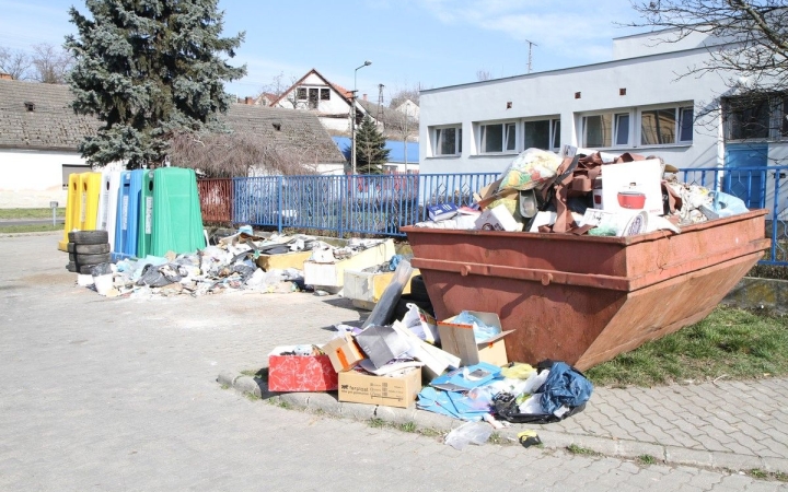 Elvitték a kakas szemétdombját