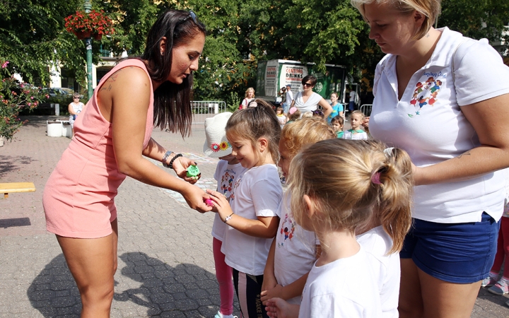 Kiszínezték a mozi előtti teret