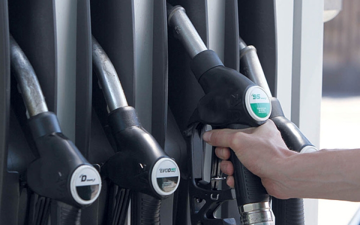 Benzin fel, gázolaj le