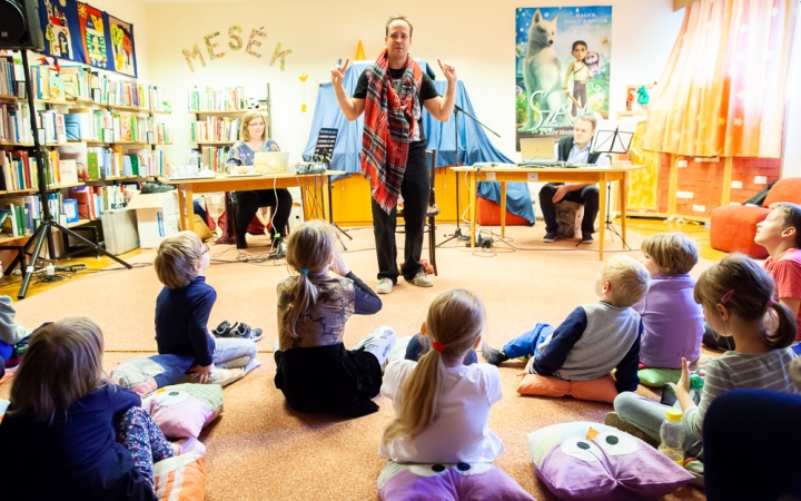 Mese hanggal - Előadás a könyvtárban