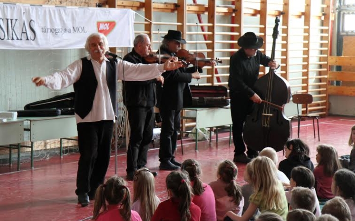 Rendhagyó énekóra a Muzsikással