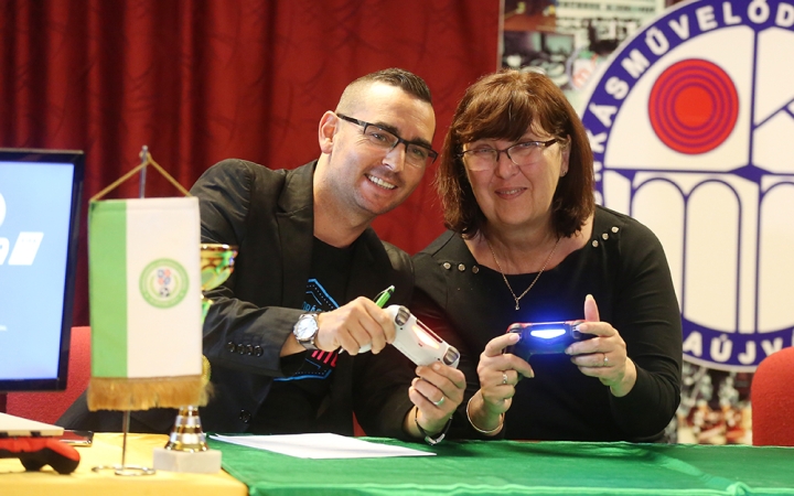 Bajnokság a TV előtt ülve