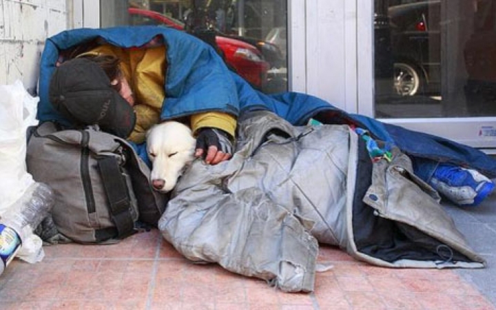 Jobb bent, mint kint az utcán