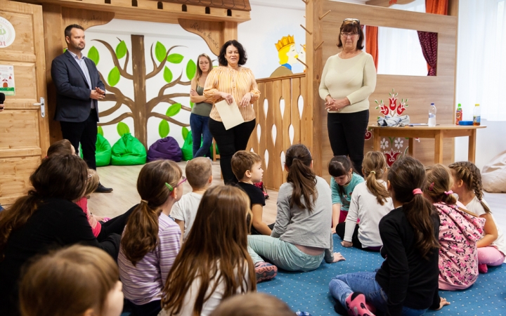 Fűtött szőnyegen mesét hallgatni