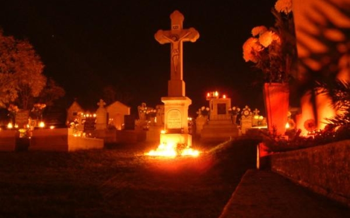 Az összes szentre és minden elhunytra emlékezünk