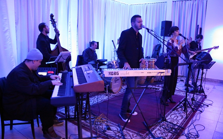 Új helyszínen, régi ismerősökkel