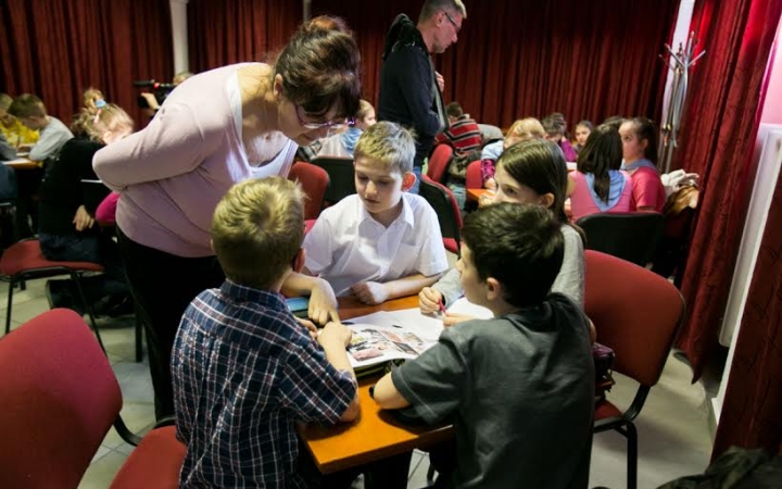 Csá, szervusz, üdvözlöm, adj egy ötöst, de rómait - fókuszban az illem