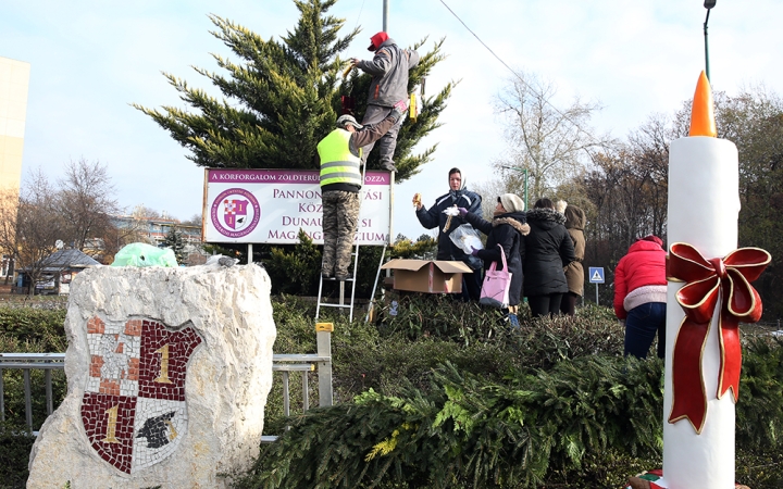 Adventi koszorút varázsoltak a körforgóból