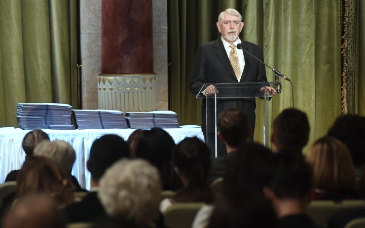 Jelentős béremelést kapnak az egészségügyi közalkalmazottak