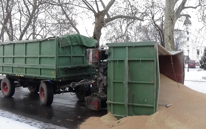 Elgurult busz, felborult traktor