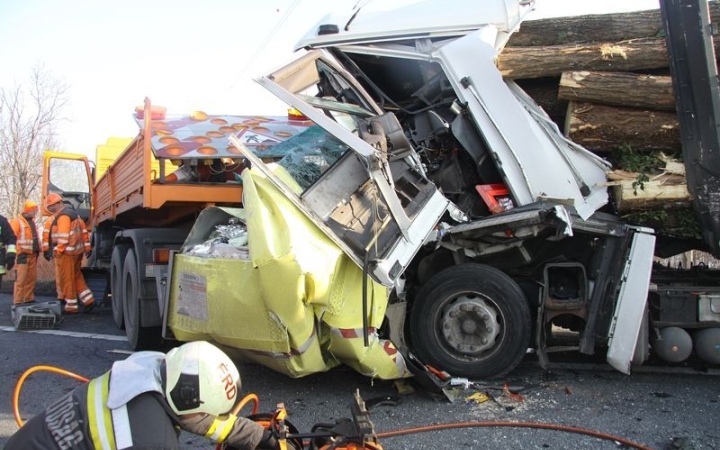 Beszorult kamionsofőrt mentettek a tűzoltók