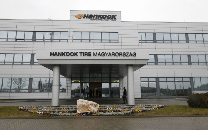 A miniszterelnöki biztos közbenjárásával - Megkapták elmaradt bónuszukat a Hankook dolgozói