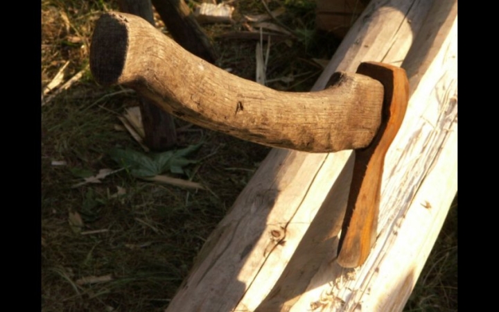 Egy illegális bevándorló fejszével támadt a migránsszálló munkatársaira