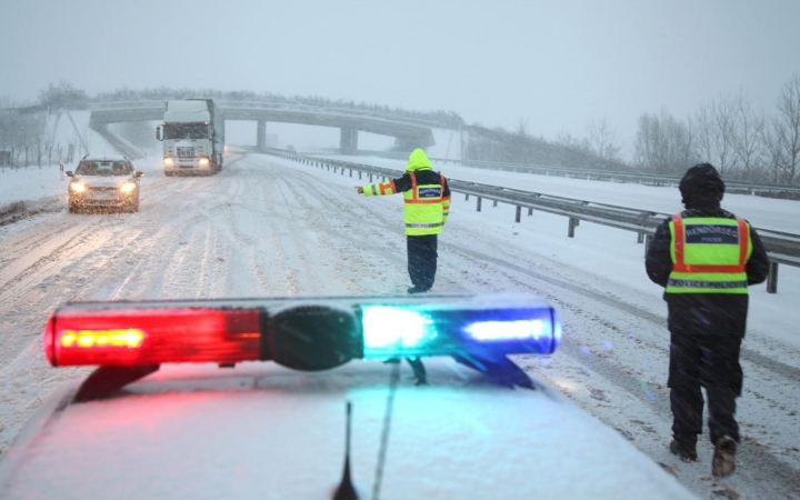 Hófúvások és csúszós utak nehezítik a közlekedést