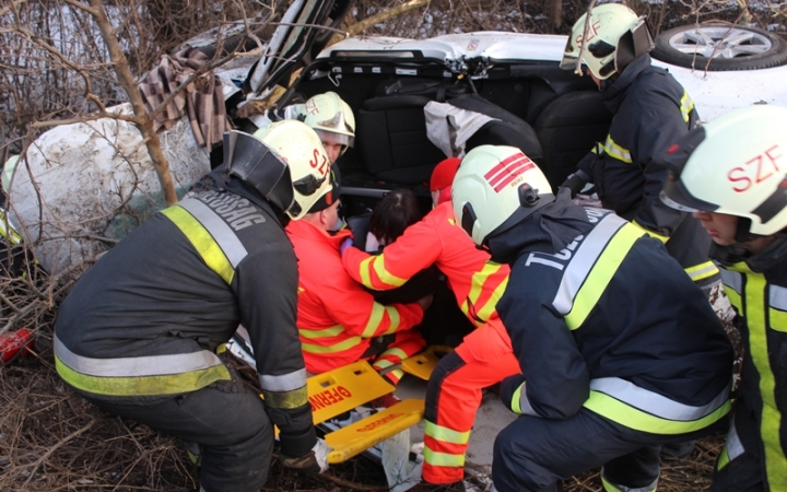 Beszorult sofőrt mentettek