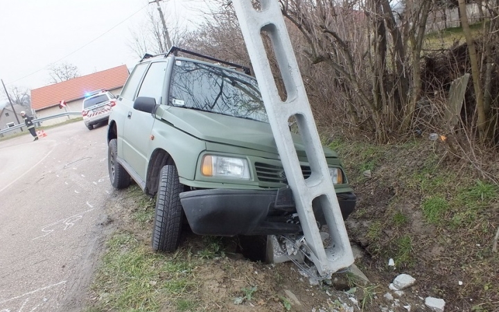 Villanyoszlopnak hajtott a lopott kocsival