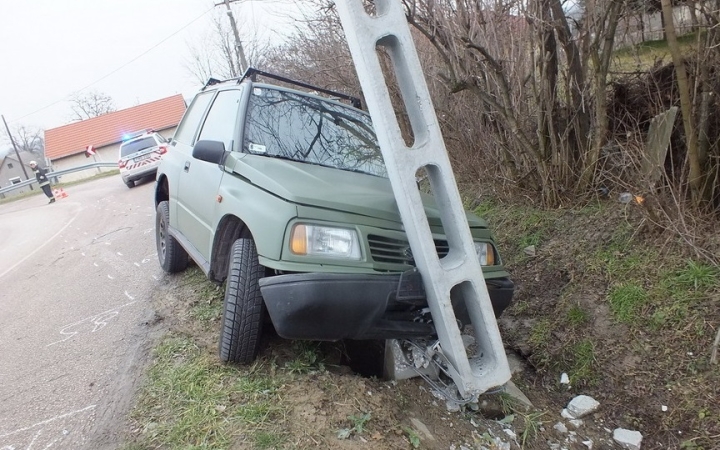 Villanyoszlopnak hajtott a lopott kocsival