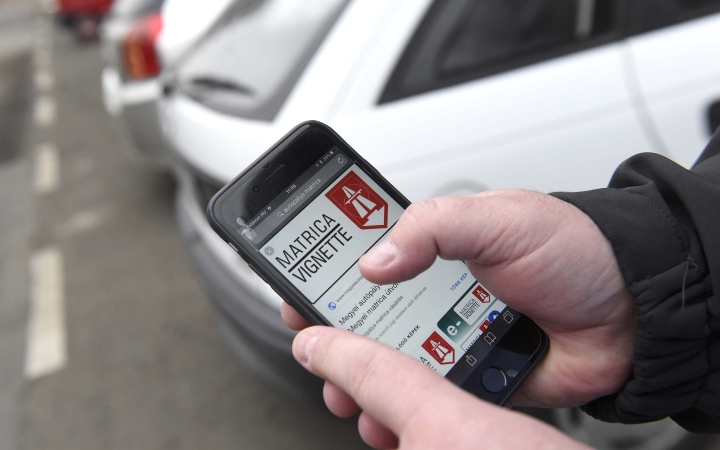 Ma járnak le az éves matricák