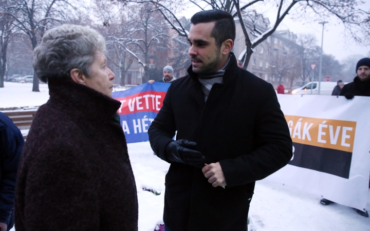 Túlóratörvény: Érdekképviselet helyett jobbikos színház Dunaújvárosban, a főszerepben Pintér Tamás