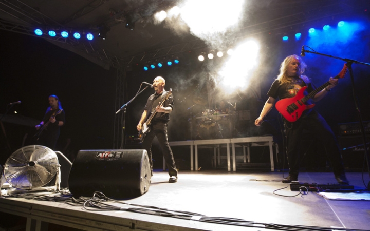 "Egyszerűen senkik vagytok!"