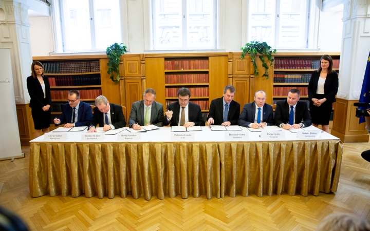 Történelmi léptékű megállapodást kötött Dunaújváros