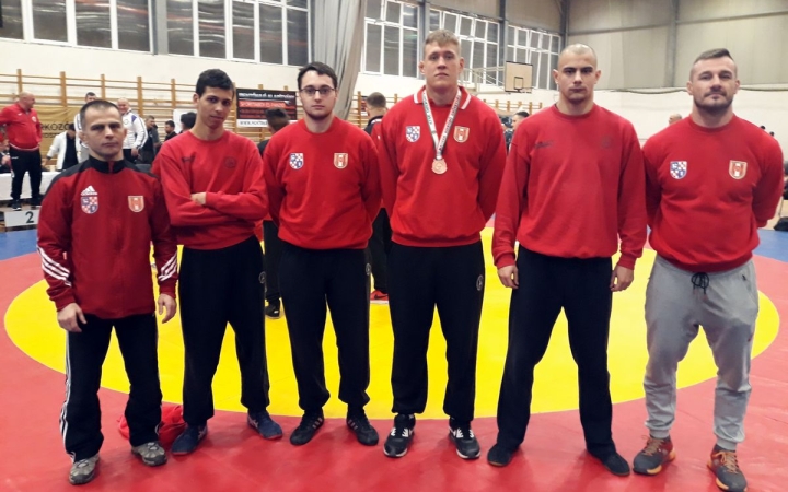 Két érem a birkózóknál