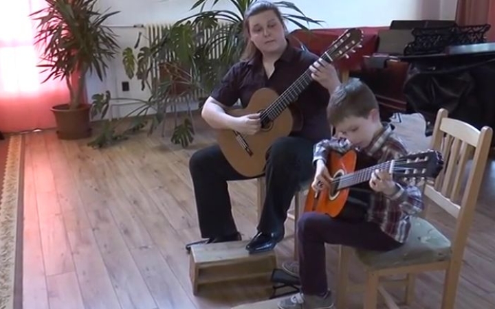 Bemutatkoztak a zeneiskola kis gitárosai - DO videó