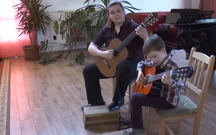 Bemutatkoztak a zeneiskola kis gitárosai - DO videó