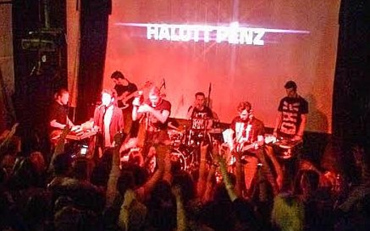 A siker receptje - valami a levegőben, Halott Pénz a színpadon